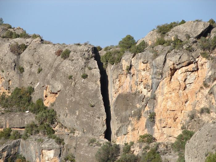 PEÑA-CORTADA. La ruta por Peña Cortada es, sin duda, una de las más espectaculares de la Comunidad Valenciana. Disfruta caminando sobre un majestuoso acueducto romano