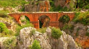 La ruta por Peña Cortada es, sin duda, una de las más espectaculares de la Comunidad Valenciana. Disfruta caminando sobre un majestuoso acueducto romano