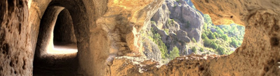 La ruta por Peña Cortada es, sin duda, una de las más espectaculares de la Comunidad Valenciana. Disfruta caminando sobre un majestuoso acueducto romano